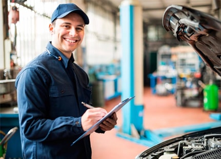 ingeniero automotriz presenta productos automotrices